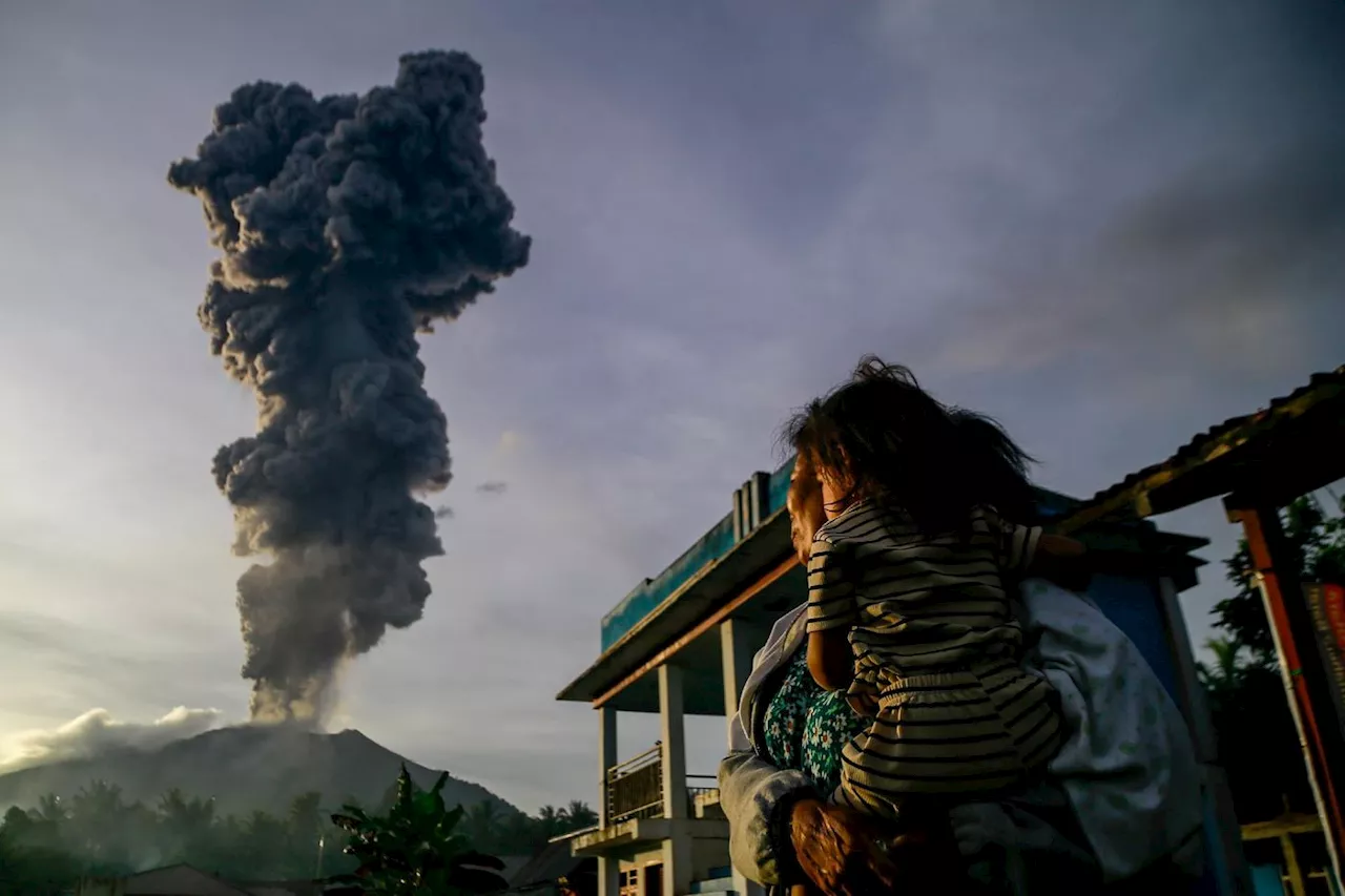 Eruption d'un volcan en Indonésie: des milliers d'évacuations en cours