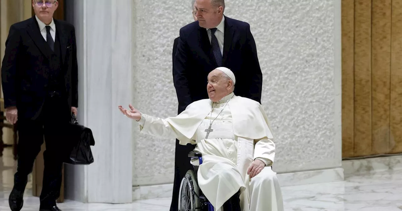 Le pape François fait une chute et se blesse le bras