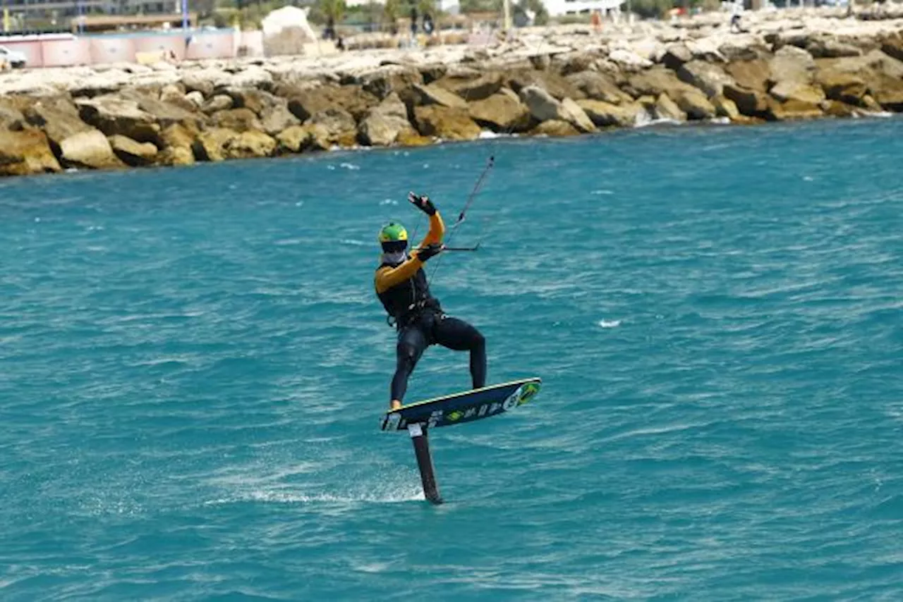 Le kitesurfeur Bruno Lobo sauve une femme en difficulté