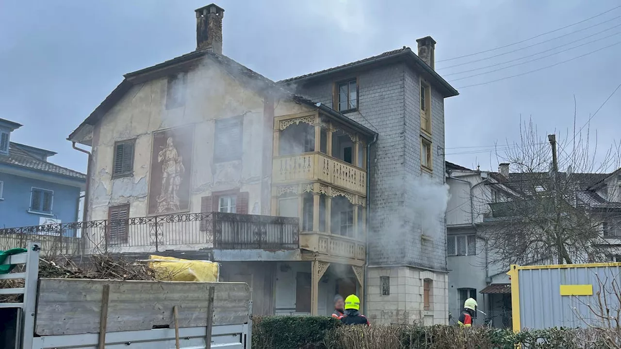 Unbekannte feuern Rakete in Haus – Feuerwehr muss Brand löschen