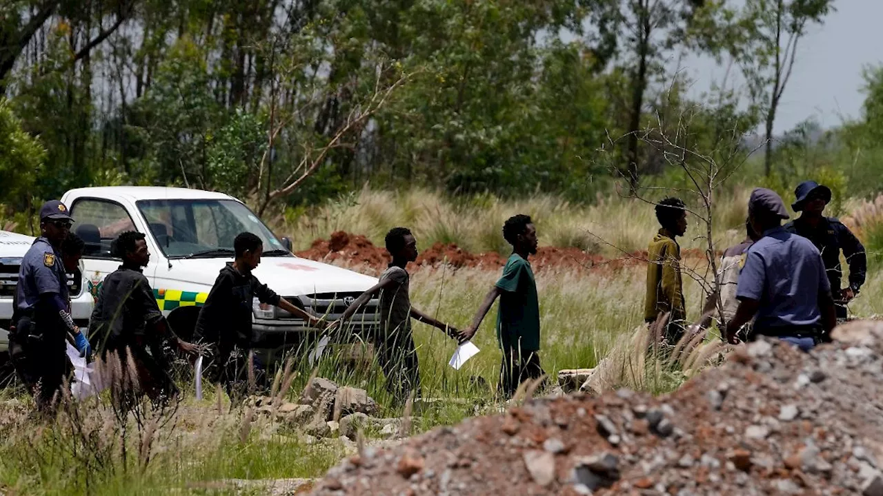 In Südafrika wird eine illegale Goldmine geräumt - 264 Überlebende, 78 Tote lautet die traurige Statistik