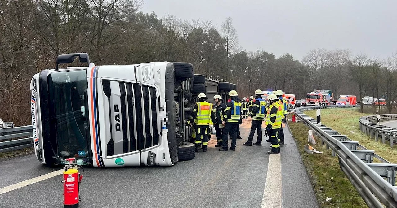 A2-Abfahrt im Kreis Gütersloh gesperrt – Lkw mit Schweinehälften kippt um