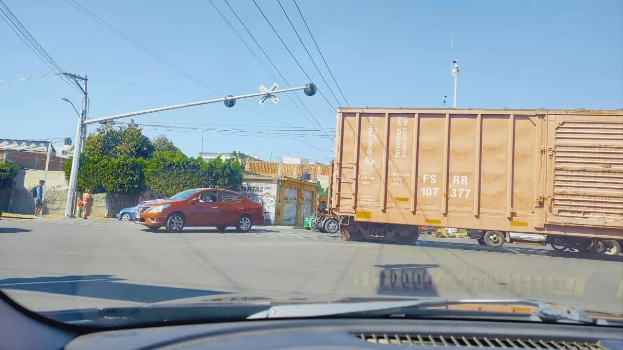 Tren bloquea bulevares en Irapuato y causa caos vial, ¿qué zonas fueron afectadas?