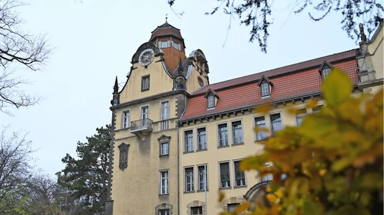 Polizei an Berliner Schule nach Drohungen und Angriff