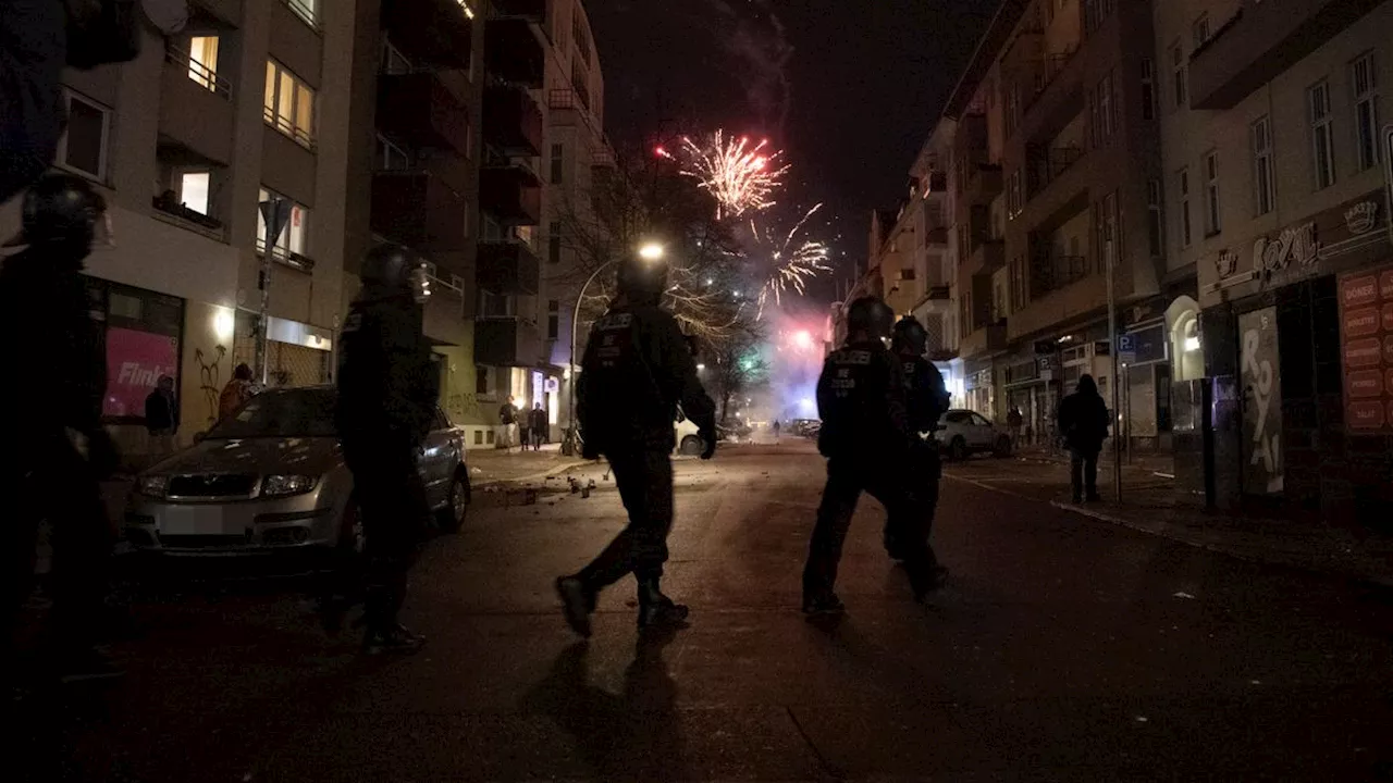 Silvester in Berlin: Influencer bleibt nach Raketenschuss in Haft