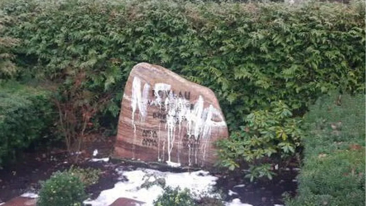 Hakenkreuze und „NSDAP“-Schriftzüge: Unbekannte schänden mehr als 40 Gräber auf Berliner Friedhof