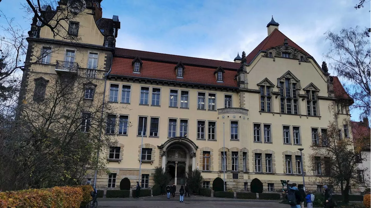 Mit Messern, Baseballschlägern und Schlagringen bewaffnet: Schüler der Bergius-Schule muss vor Angreifern in Supermarkt flüchten