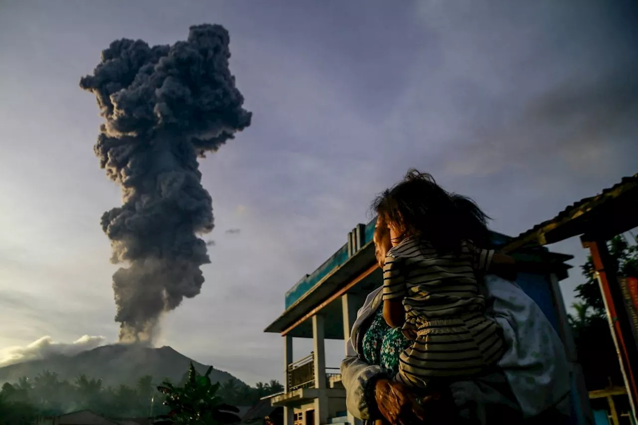 Thousands Refuse Evacuation as Volcano Erupts in Indonesia