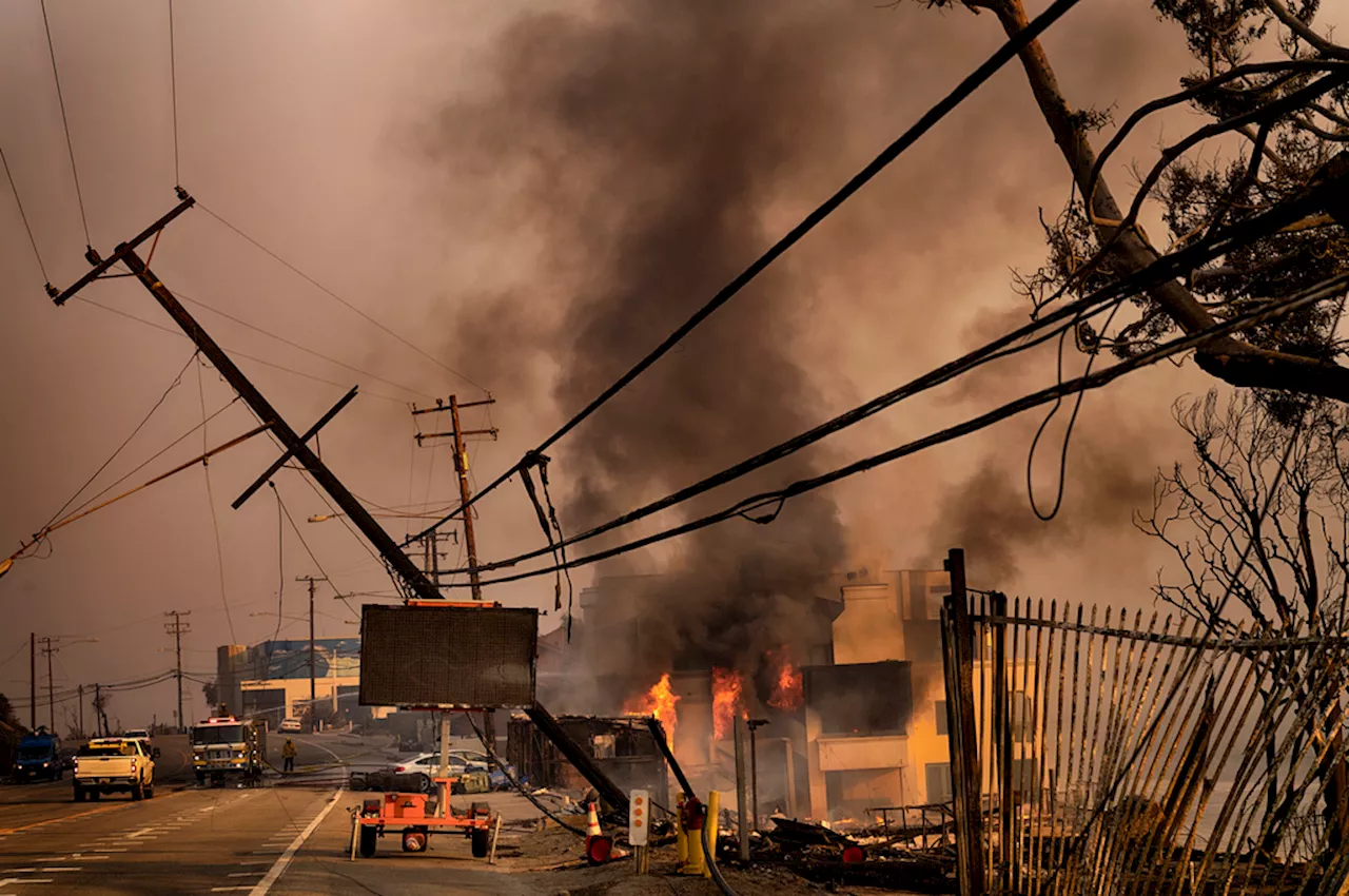 Vientos Santa Ana amenazan con reavivar incendios en Los Ángeles