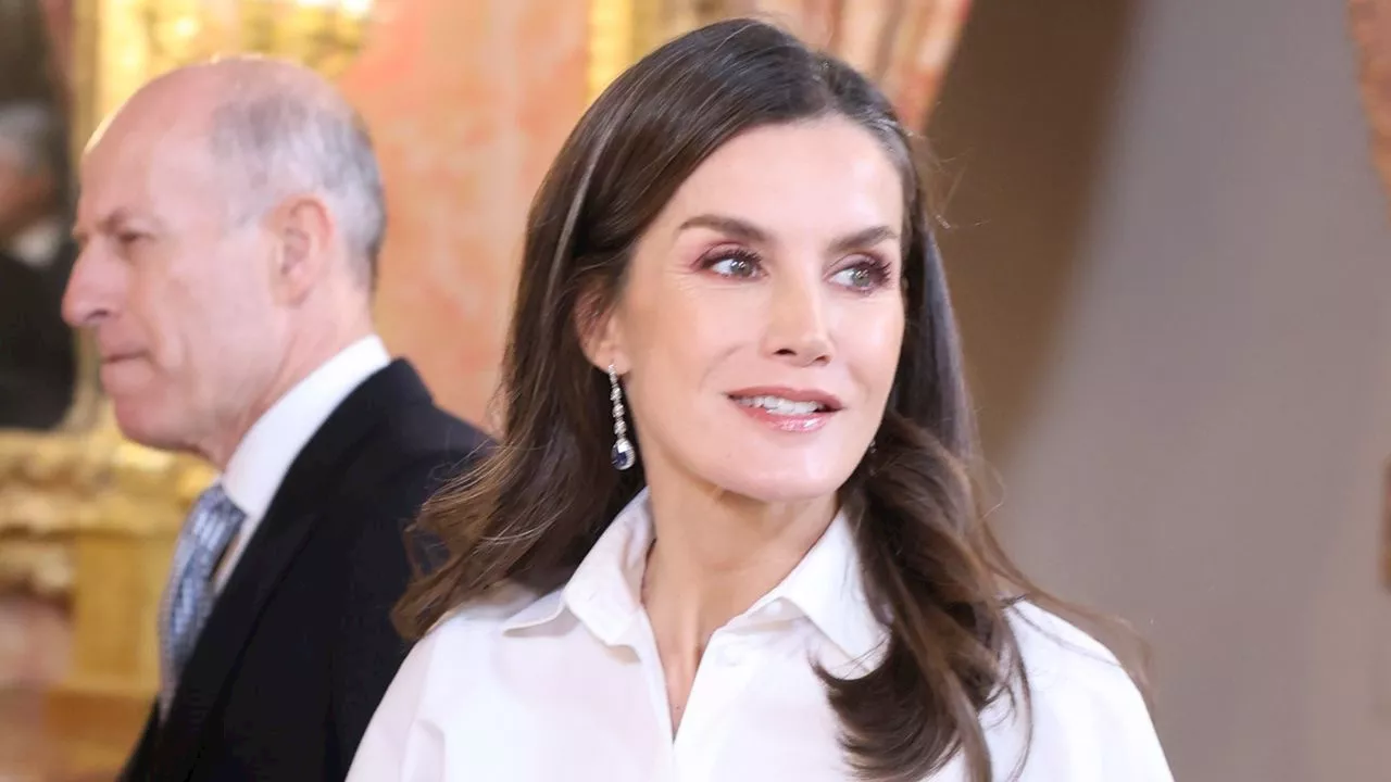 Letizia rompe el protocolo con una falda maxi en la recepción al cuerpo diplomático