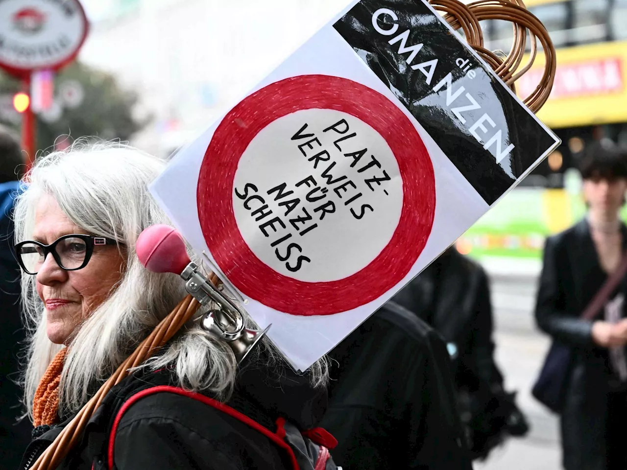 FPÖ und ÖVP verhandeln weiter, Proteste gehen weiter