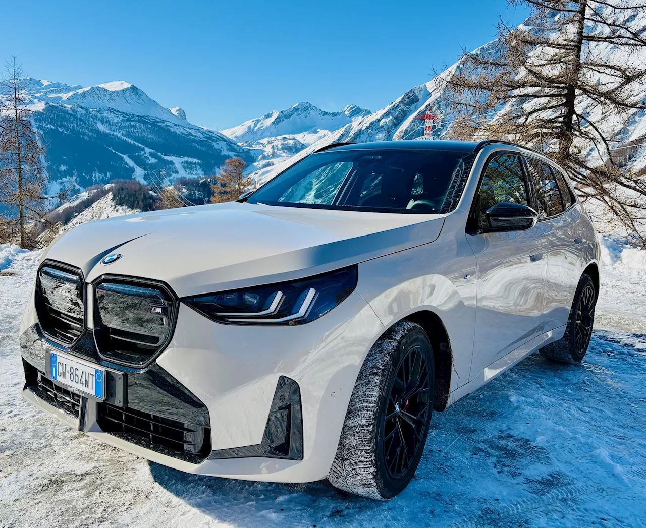 La Nuova BMW X3: Tecnologia Avanzata, Prestazioni Dinamiche e Efficienza