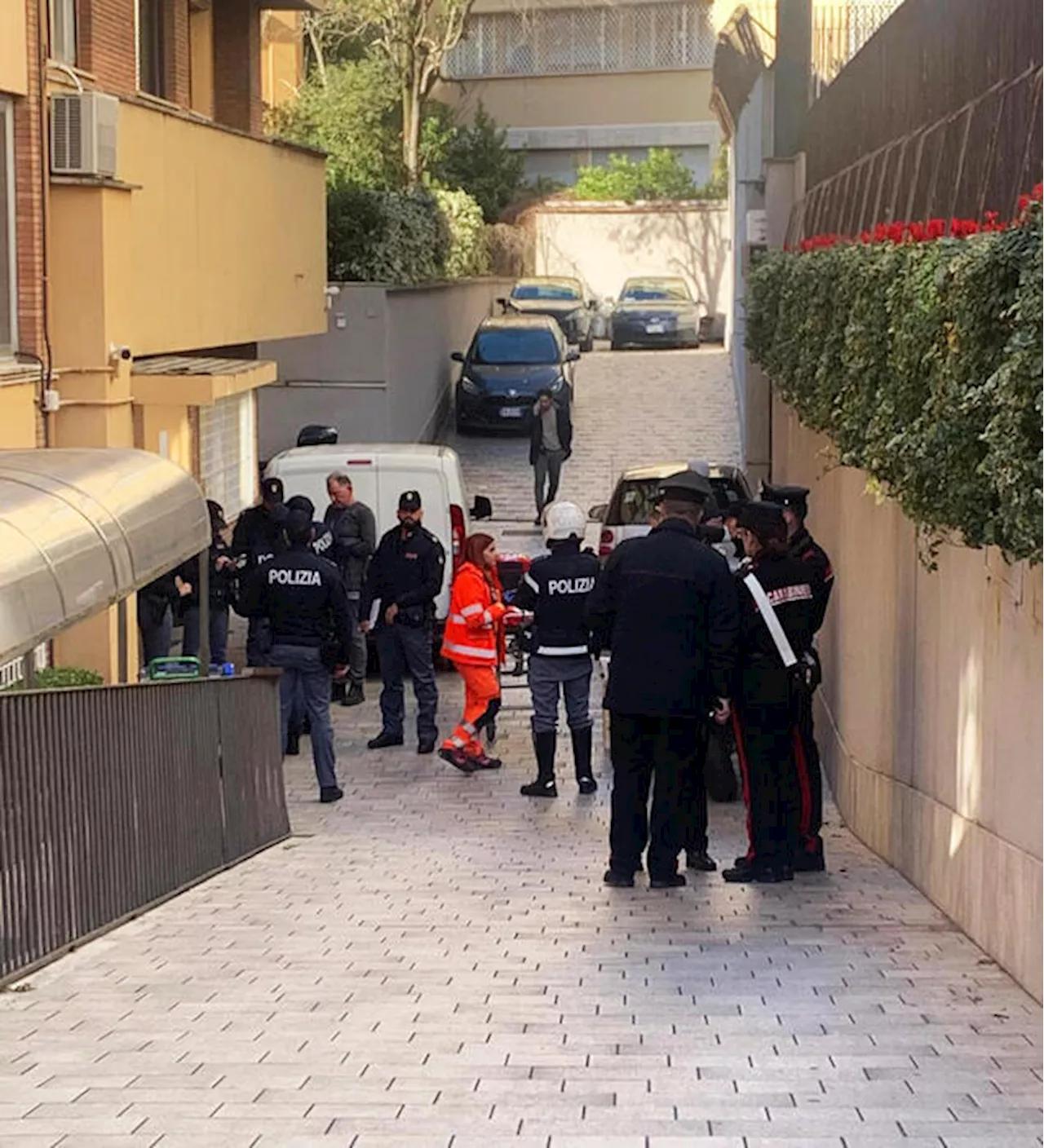 Tragedia Sfiorata in una Clinica a Roma: Fattorino precipita nel Vuoto dopo incidente con l'ascensore