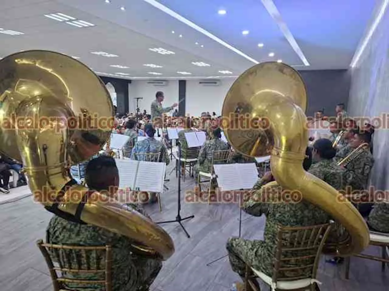 Banda Musical Militar de la VI Región, en Tihuatlán, cautivó con concierto