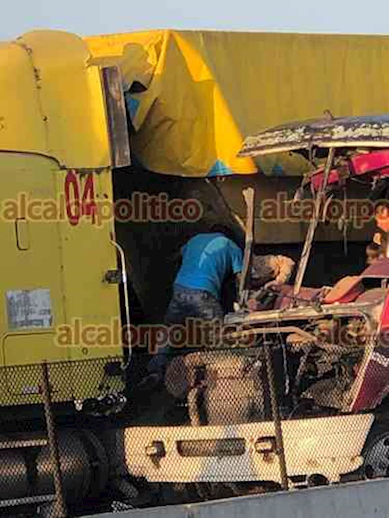 Choque entre autobús y tráiler en Veracruz deja un muerto y 30 heridos