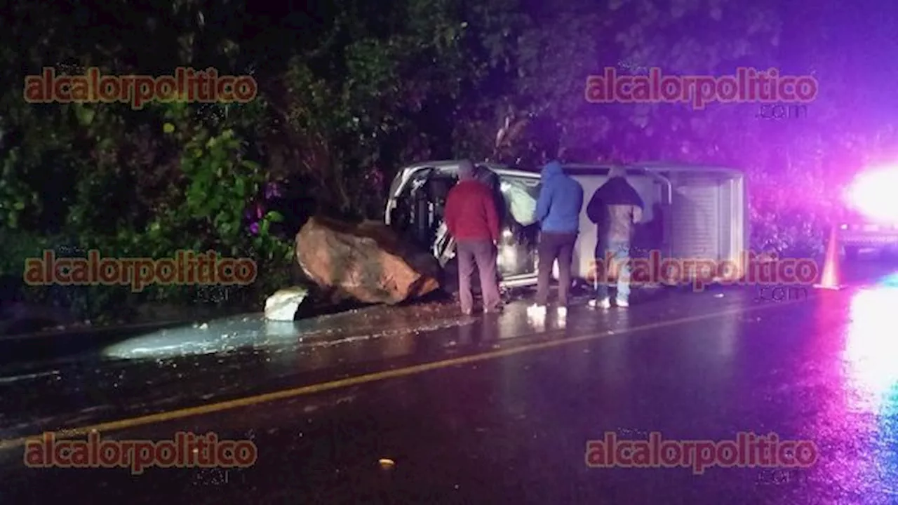 Enorme roca cayó en la carretera Banderilla-Jilotepec e impactó una camioneta