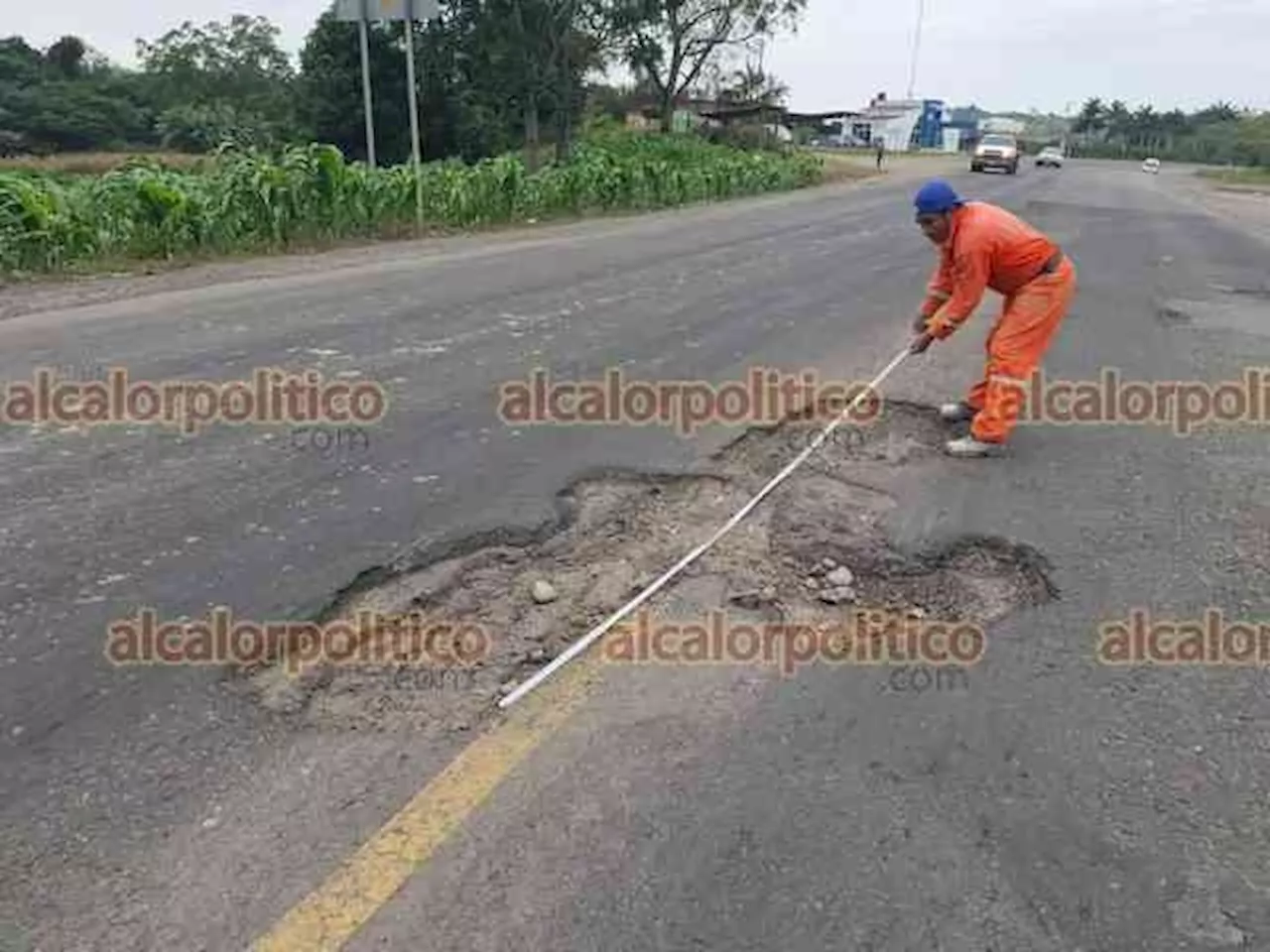 Un bache de 17 centímetros causa daños a vehículos en la carretera federal Álamo-Tihuatlán