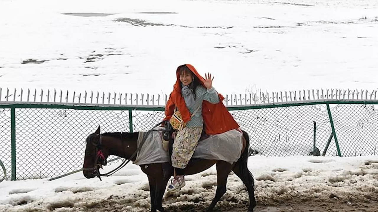 Jammu Kashmir Weather: हिमपात से आफत, कश्मीर के कई संपर्क मार्ग बंद; रेल सेवा प्रभावित और यहां चॉपर सेवा बाधित