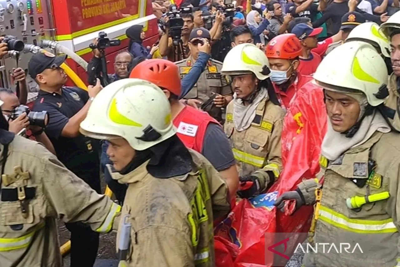 4 Mayat Ditemukan Dalam Kebakaran Glodok Plaza, Identifikasi Sulit