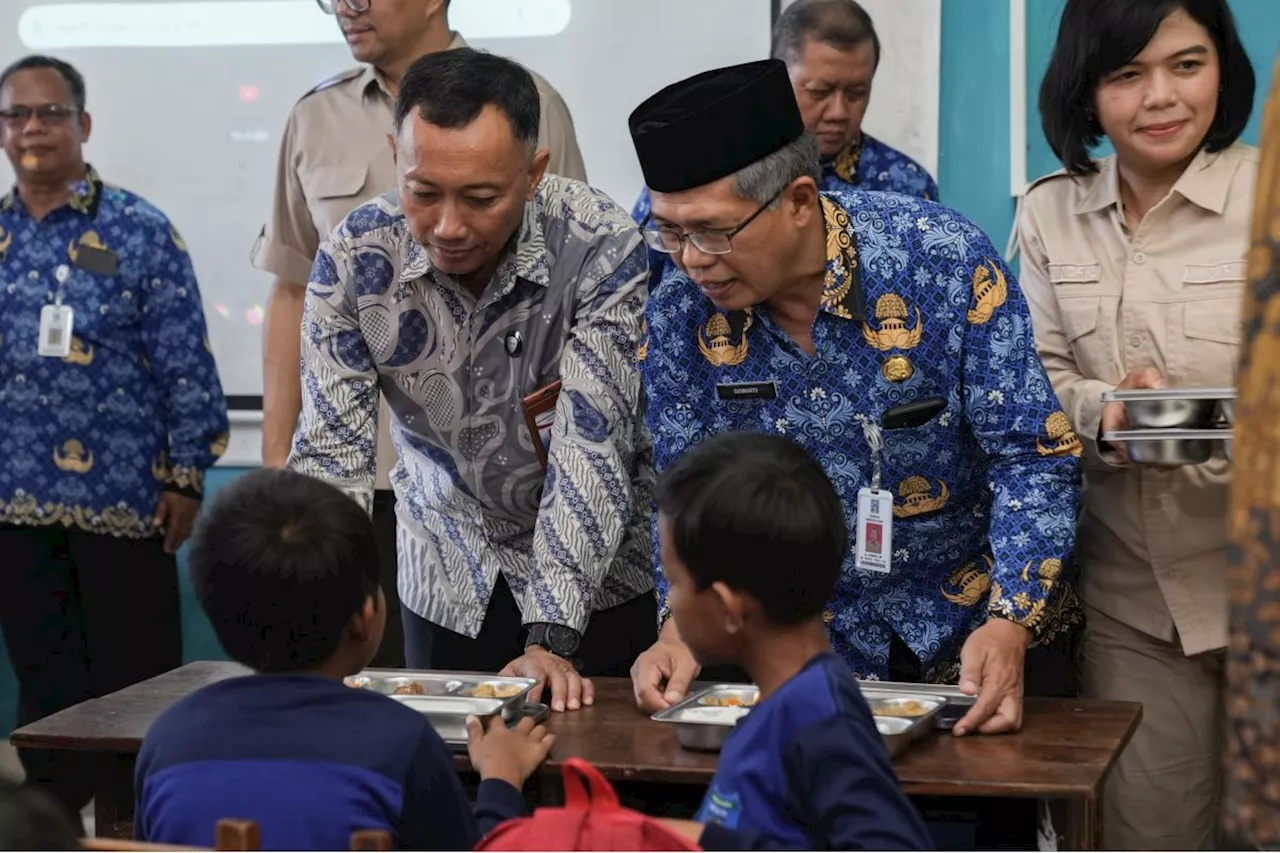 Kepala Kantor Komunikasi Presiden Hasan Nasbi Tinjau Pelaksanaan Makan Bergizi Gratis di Sleman