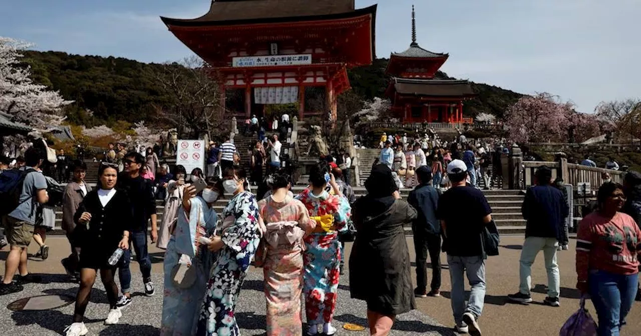 Singaporeans Flock to Japan in Record Numbers