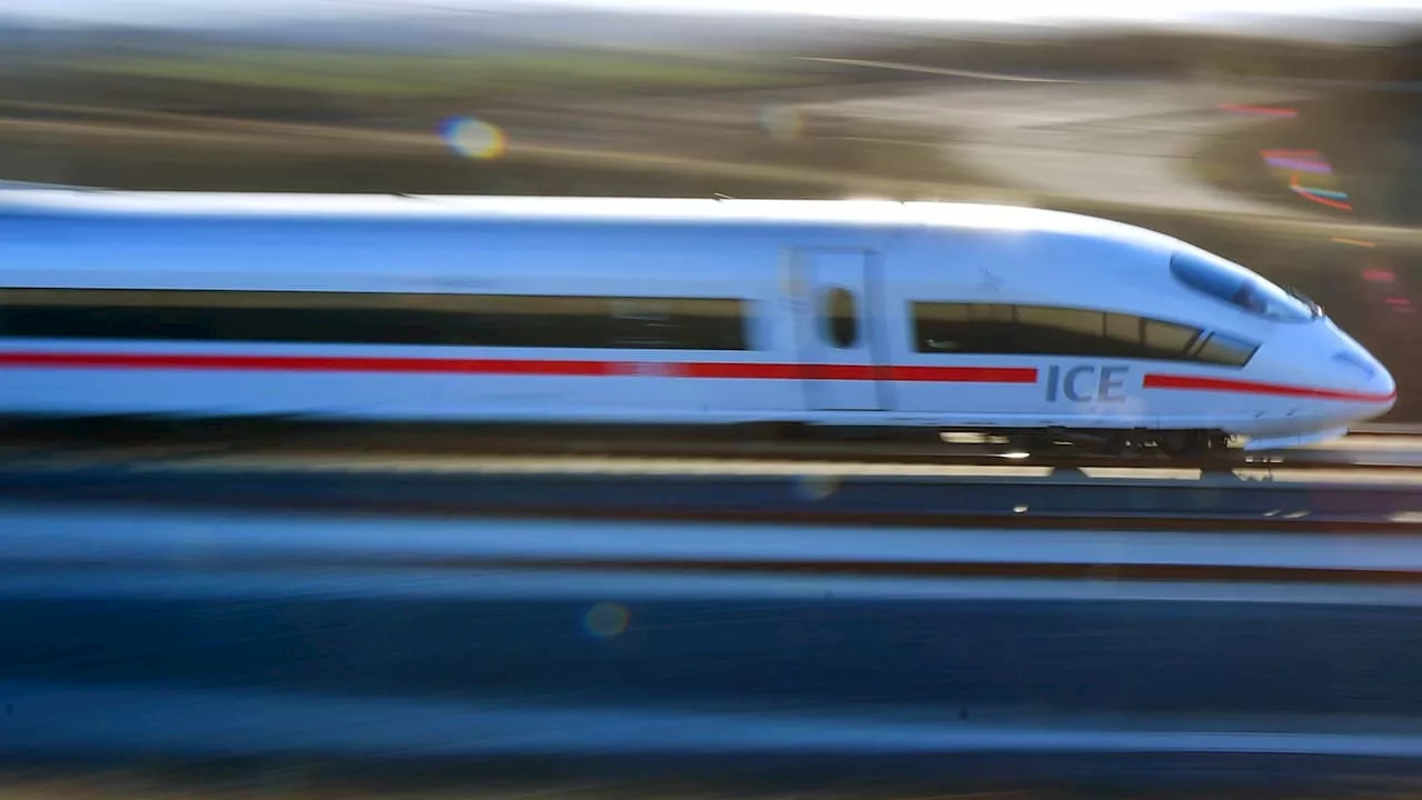 ICE fuhr ohne ihn los: Mann springt auf Zug, fährt 282 km/h