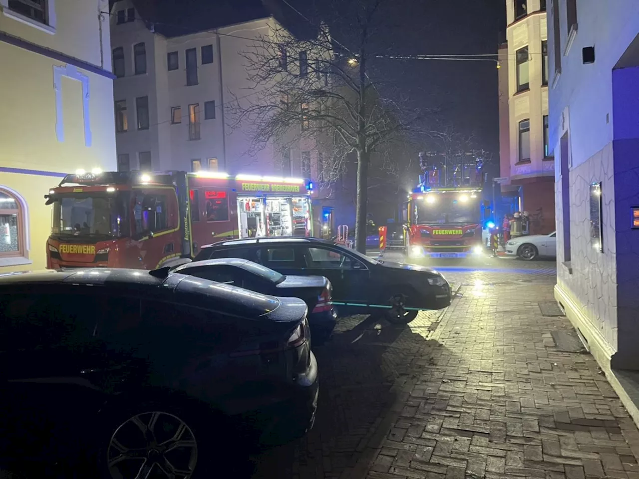 Wohnungsbrand in Bremerhaven - Unrat und Kinderwagen brennen in Treppenraum