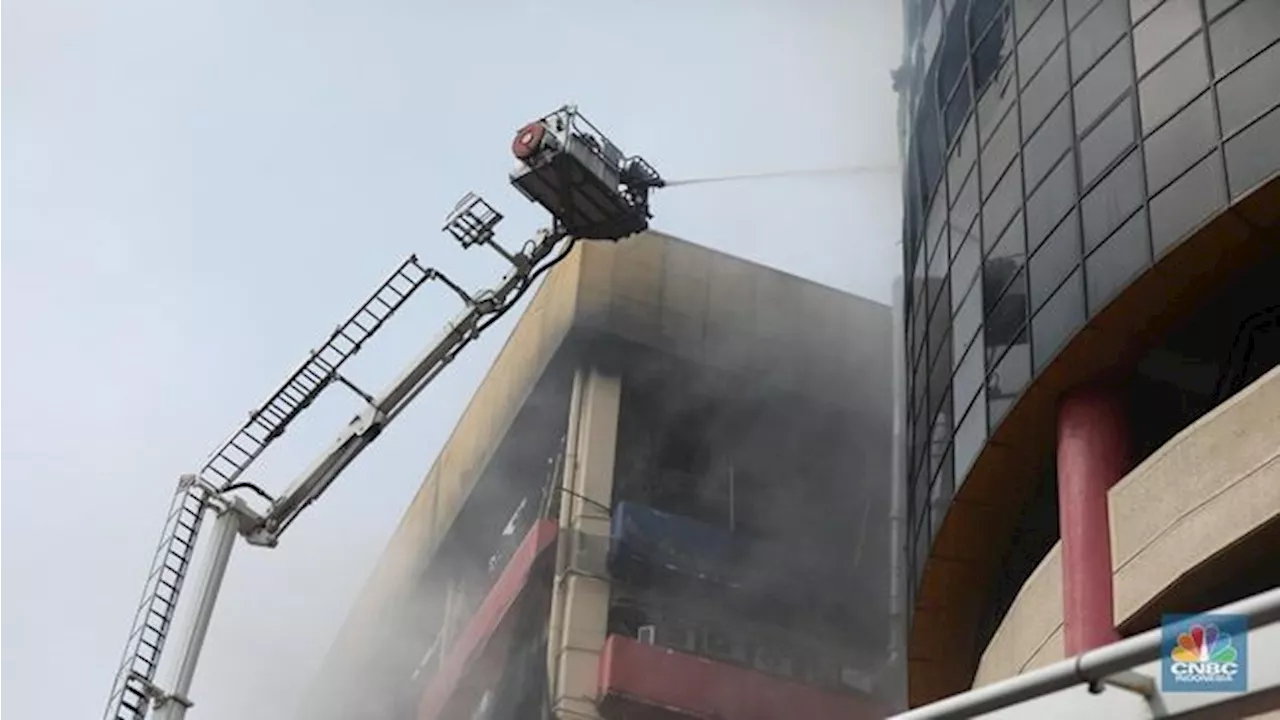 Kebakaran Melanda Glodok Plaza, 9 Orang Terjebak