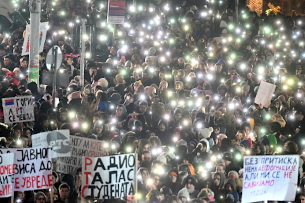 Manifestations en Serbie: Des milliers de personnes réclament l'impartialité de la RTS et rendent hommage aux victimes de la gare de Novi Sad