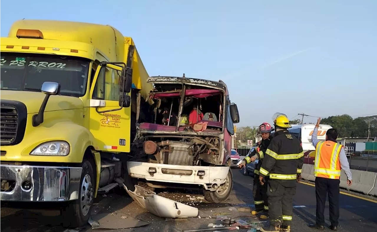 Choque entre autobús y tráiler deja un muerto y 20 heridos en Veracruz