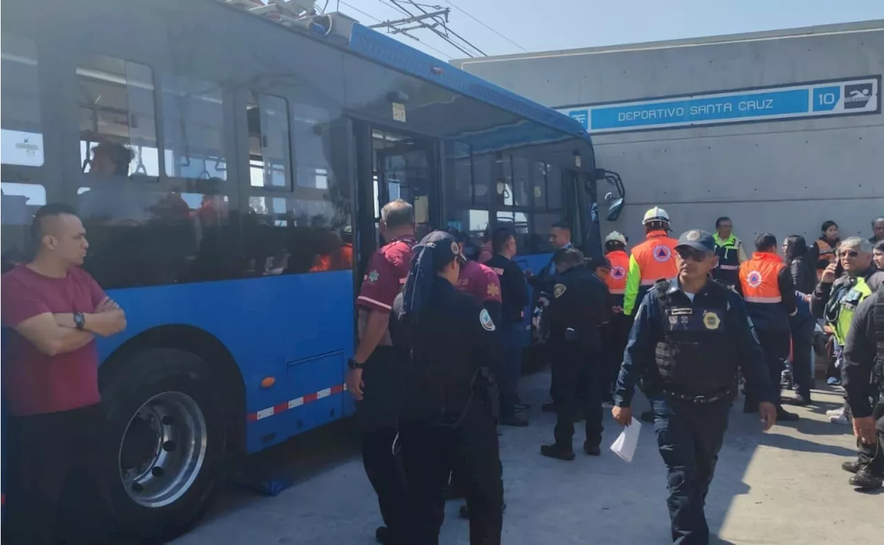 Trolebús elevado sufre su primer accidente; unidad choca contra muro de estación en alcaldía Iztapalapa