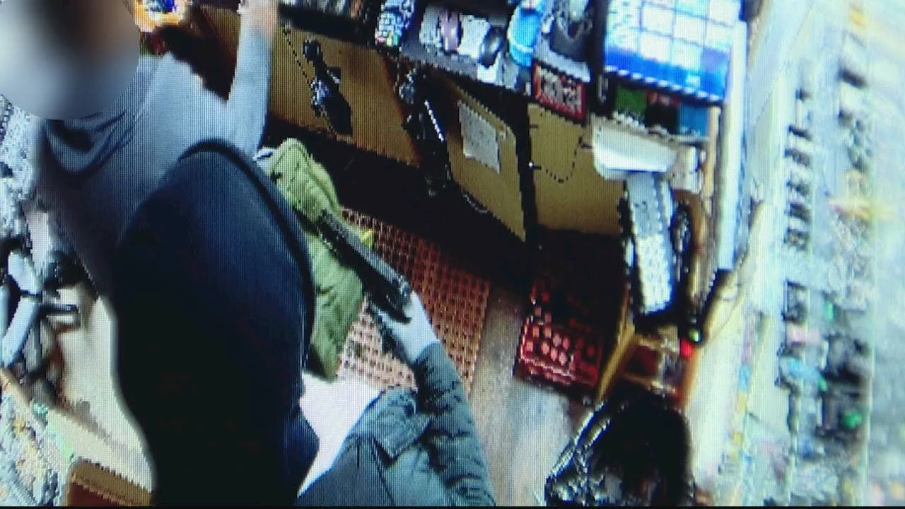 Gunman threatens father working at mart for $200 in Parkland, WA