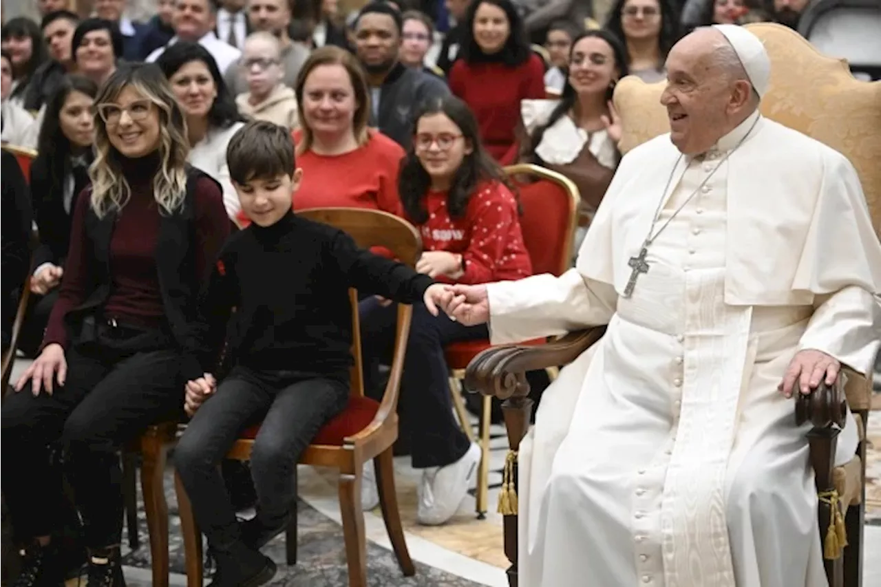 Pope Francis encourages blind young people to be pilgrims of hope