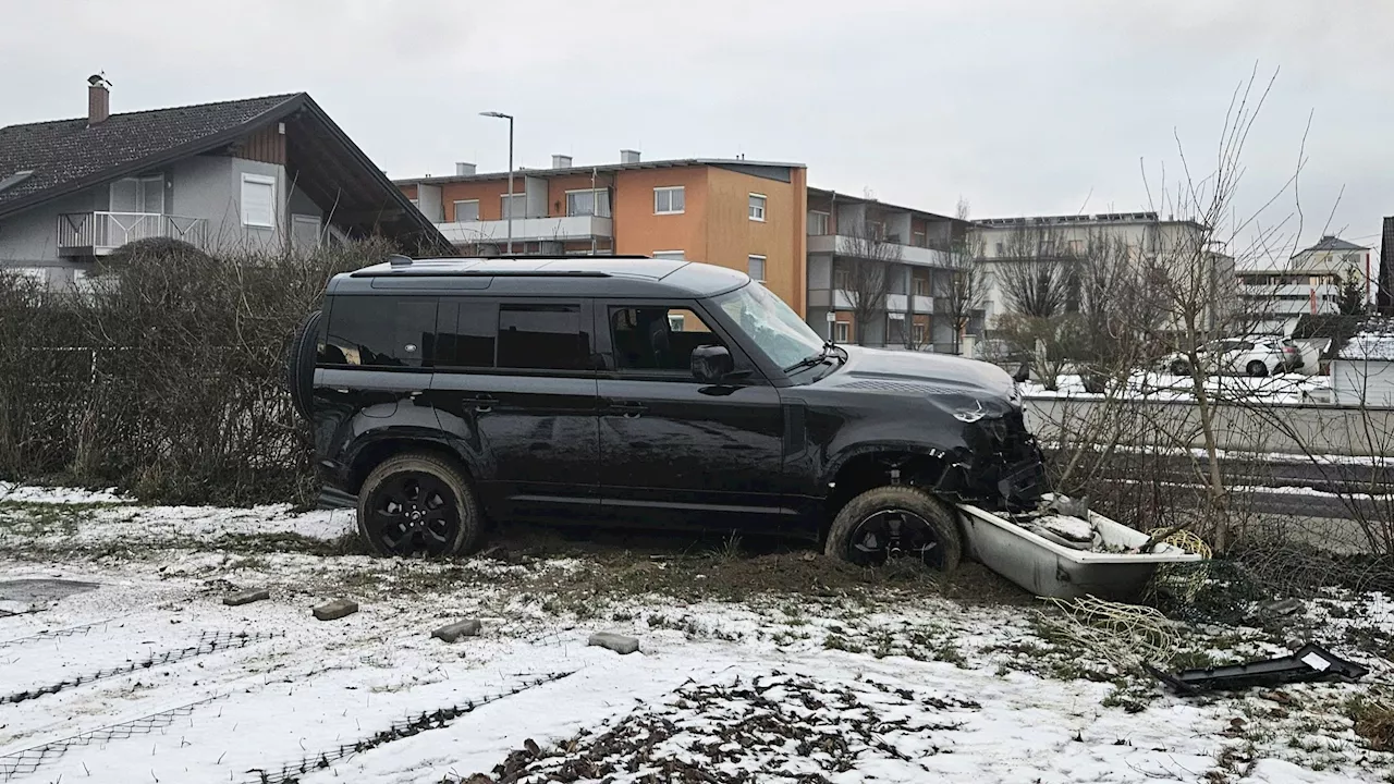 Jugendliche krachen mit gestohlenem Range Rover in Garten