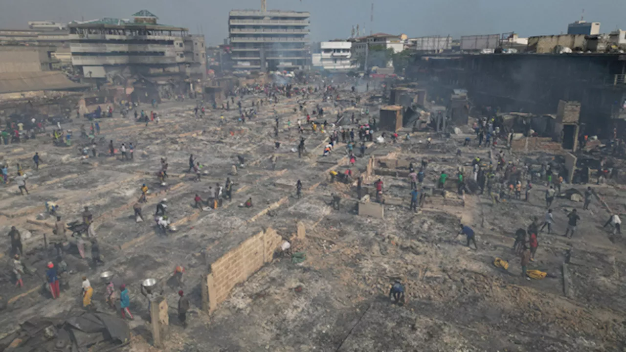 Incendio distrugge il mercato di Kantamanto ad Accra