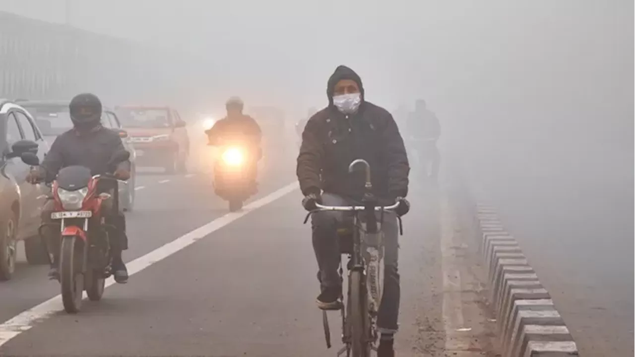 Weather: दिल्ली-यूपी में घने कोहरे ने थामी रफ्तार, दर्जनों ट्रेनें लेट; पहाड़ों पर बारिश की संभावना