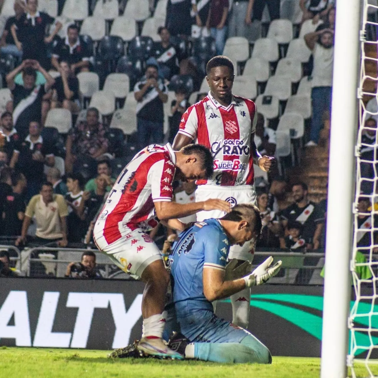 Vasco perde pênalti no fim e empata com o Bangu em São Januário