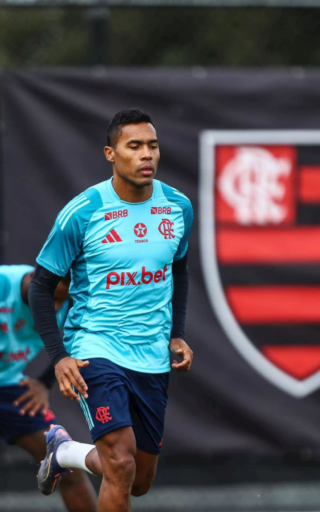 Alex Sandro admite conversas com Danilo, alvo do Flamengo