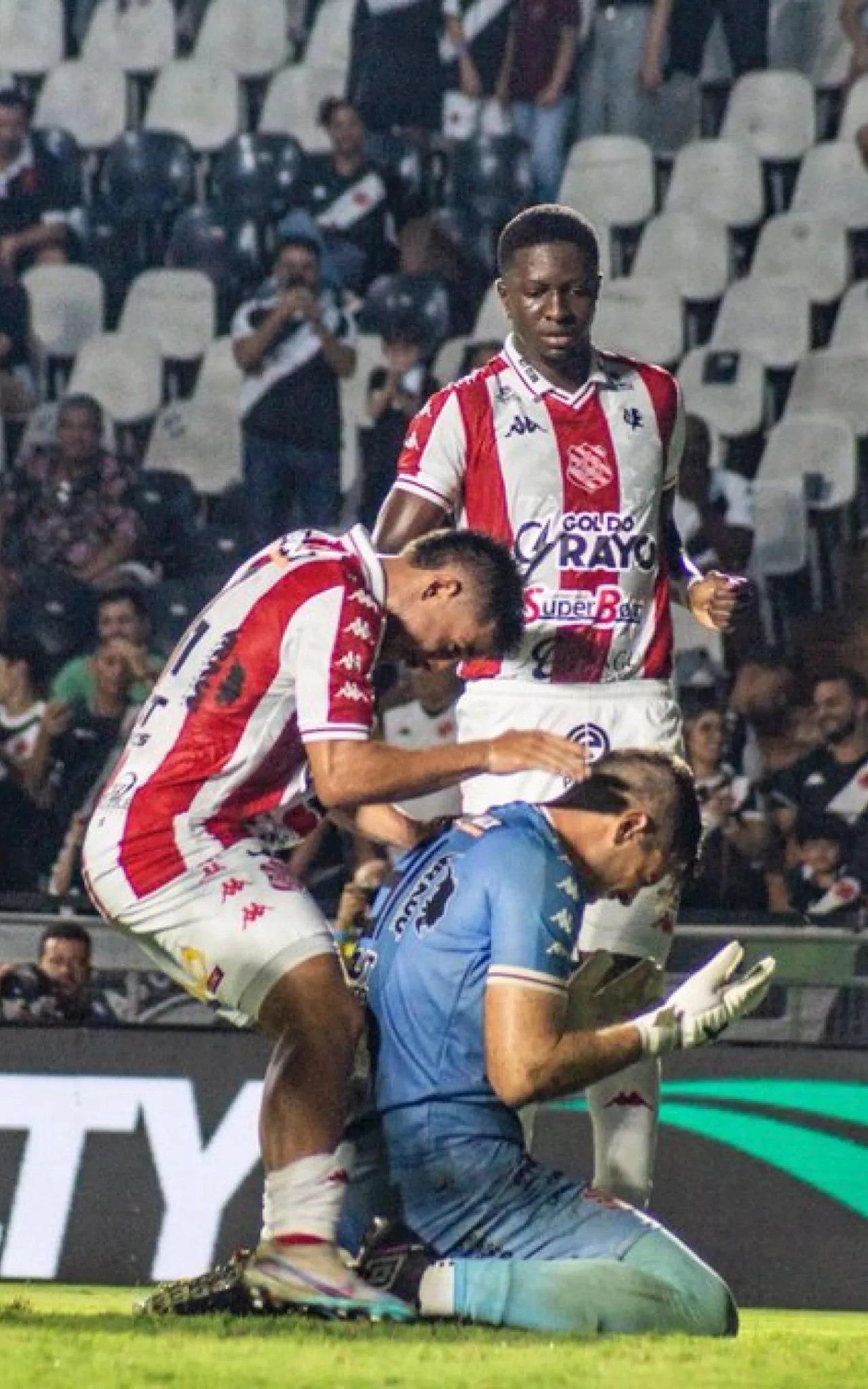 Herói contra o Vasco, goleiro do Bangu adiou aposentadoria e estreou contra um grande