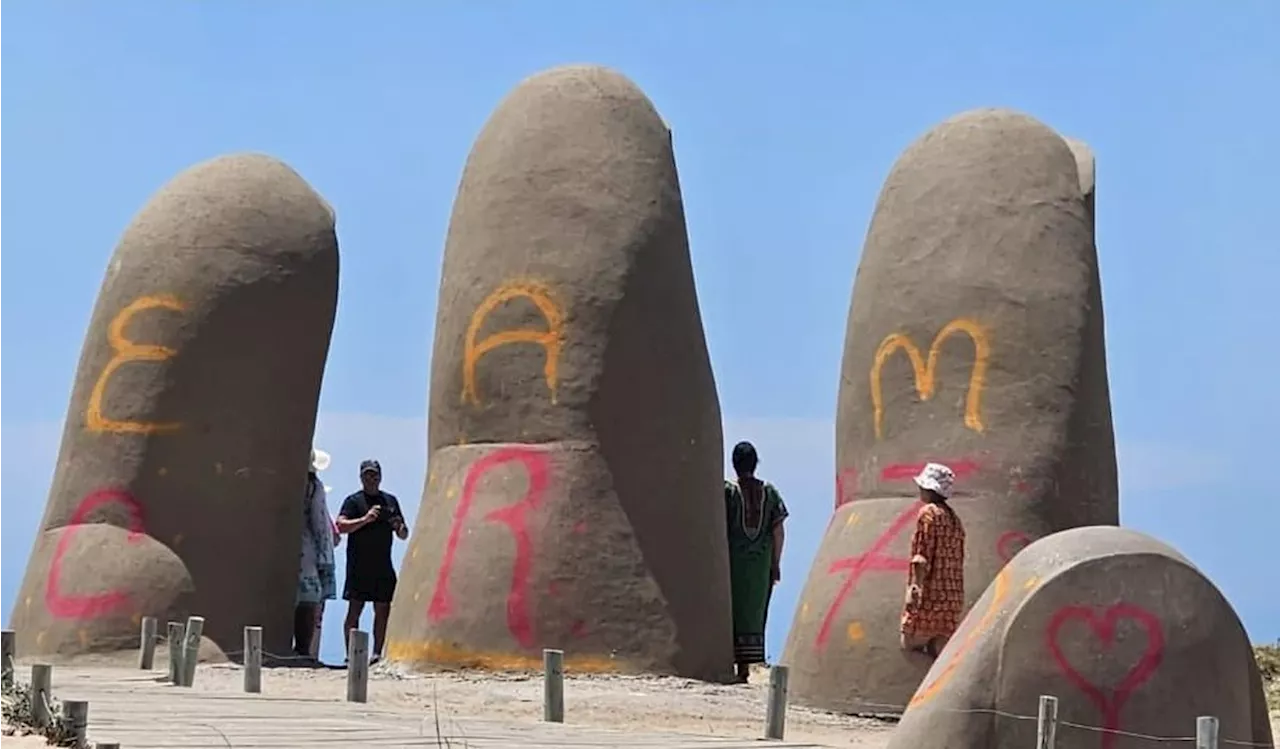 Escultura icônica de Punta del Este vandalizada em homenagem a Cristiano Ronaldo