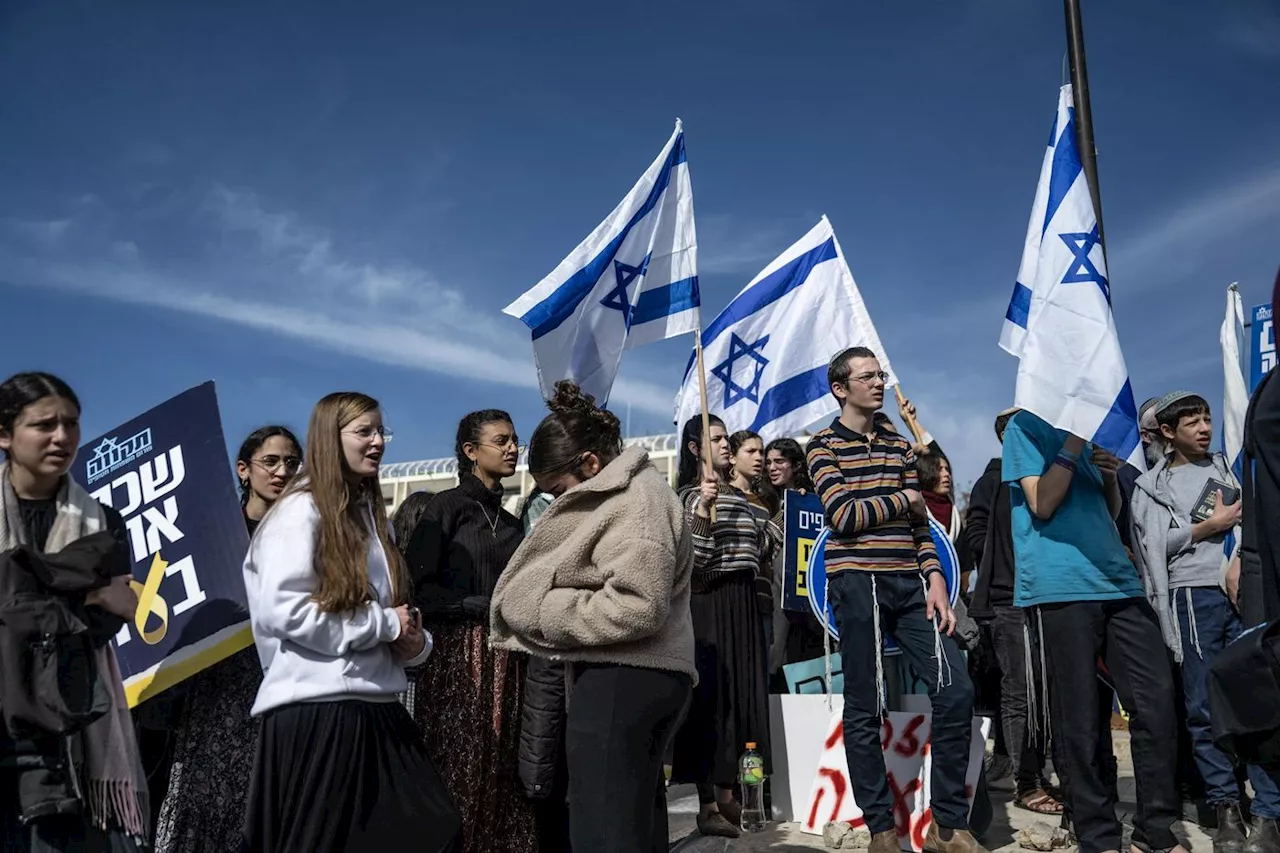 Guerre au Proche-Orient, jour 469 : décision attendue d’Israël sur la trêve, Macron au Liban