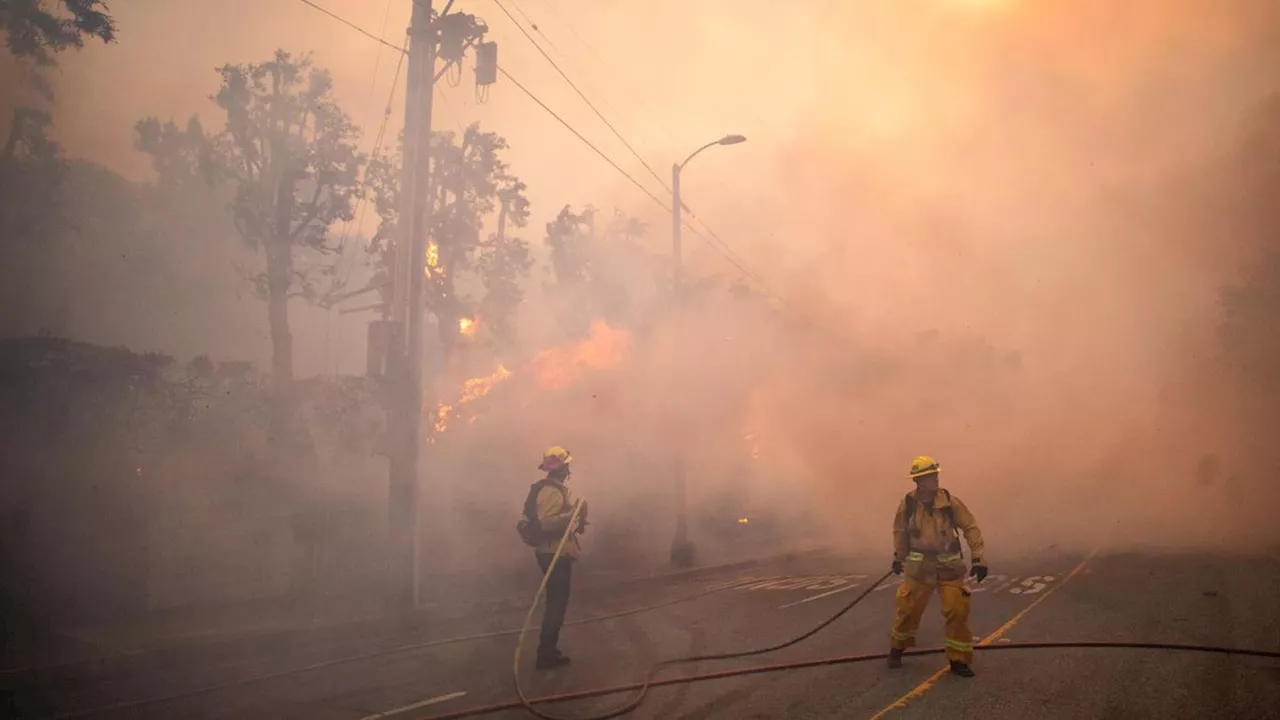 Cuaca Lebih Bersahabat Bantu Pemadam Kebakaran Los Angeles Atasi Kebakaran