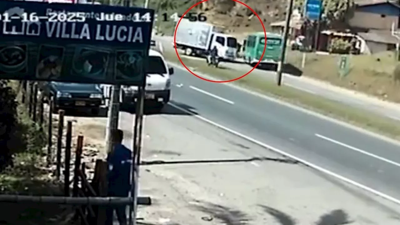 Accidente en la autopista Medellín-Bogotá deja varios involucrados: furgón, moto y buseta afectados