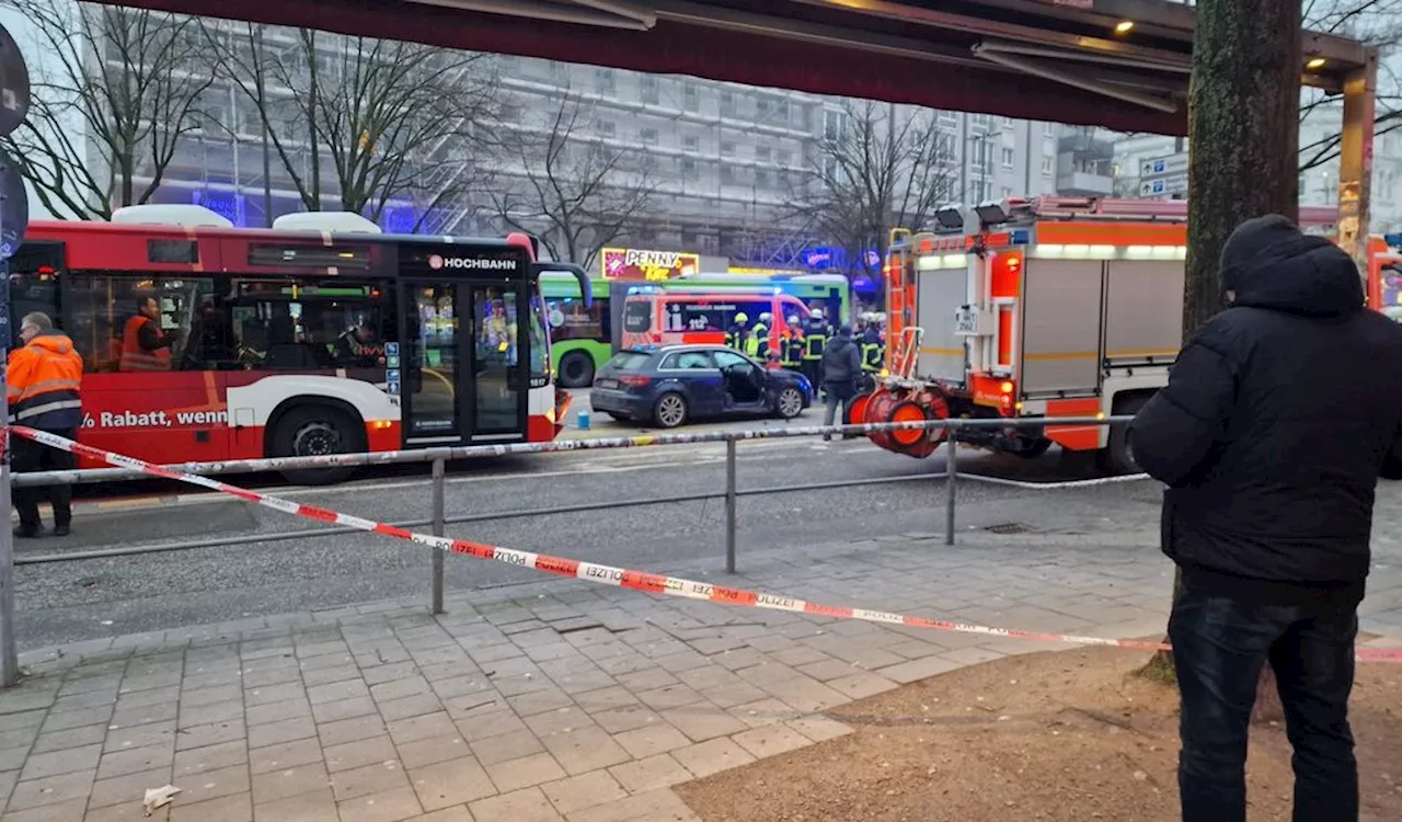 Busunfall auf der Reeperbahn: Mindestens zwei Verletzte – Frau in Auto eingesperrt