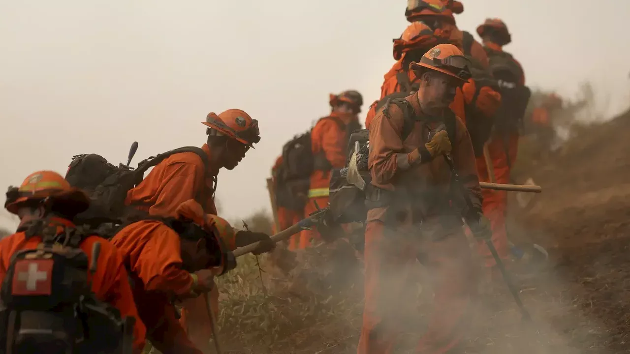 Presos Ayudan en Lucha Contra Incendios en Estados Unidos, pero Hay Críticas por Salarios