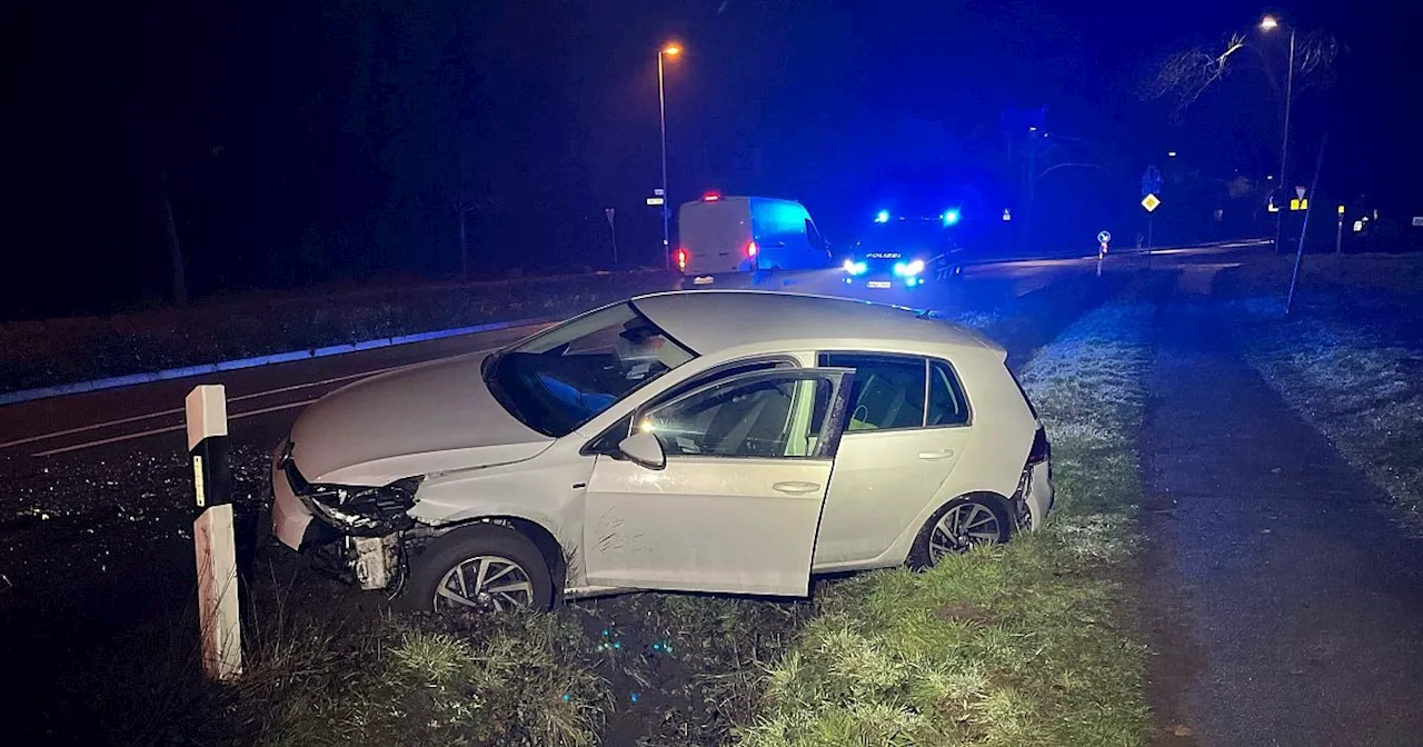 Bielefelderin irrt mit Auto über ein Feld und fährt sich im Graben fest