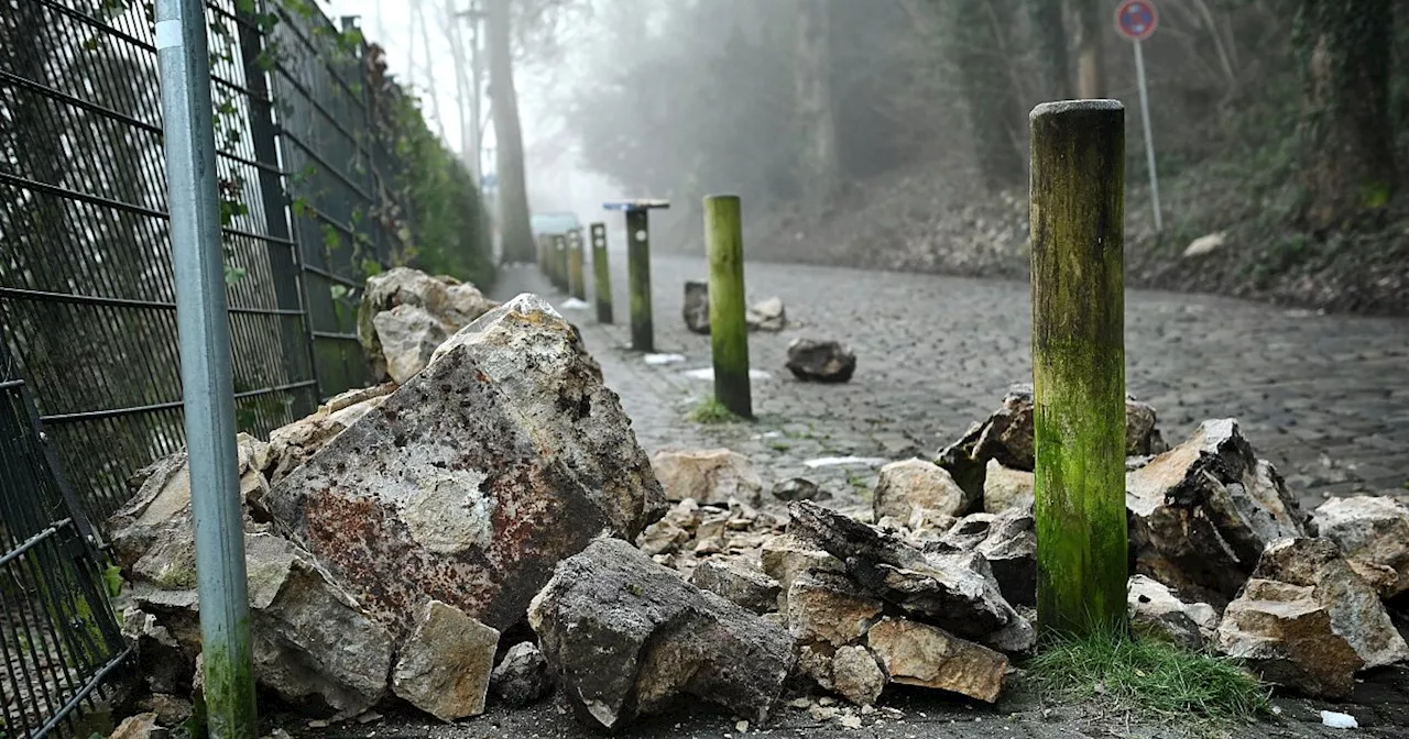 Gesteinsbrocken aus Restmauer stürzten - Straße unter Sparrenburg gesperrt