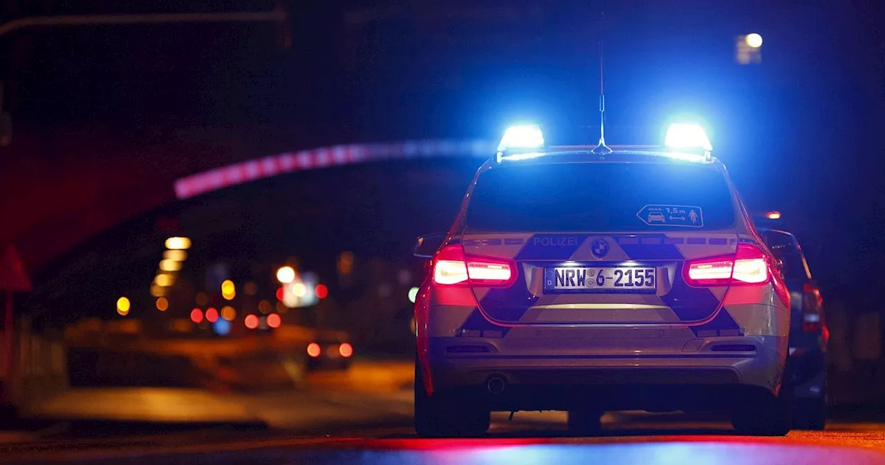 Unbekannter springt im Dunkeln plötzlich auf die Motorhaube einer Bielefelderin