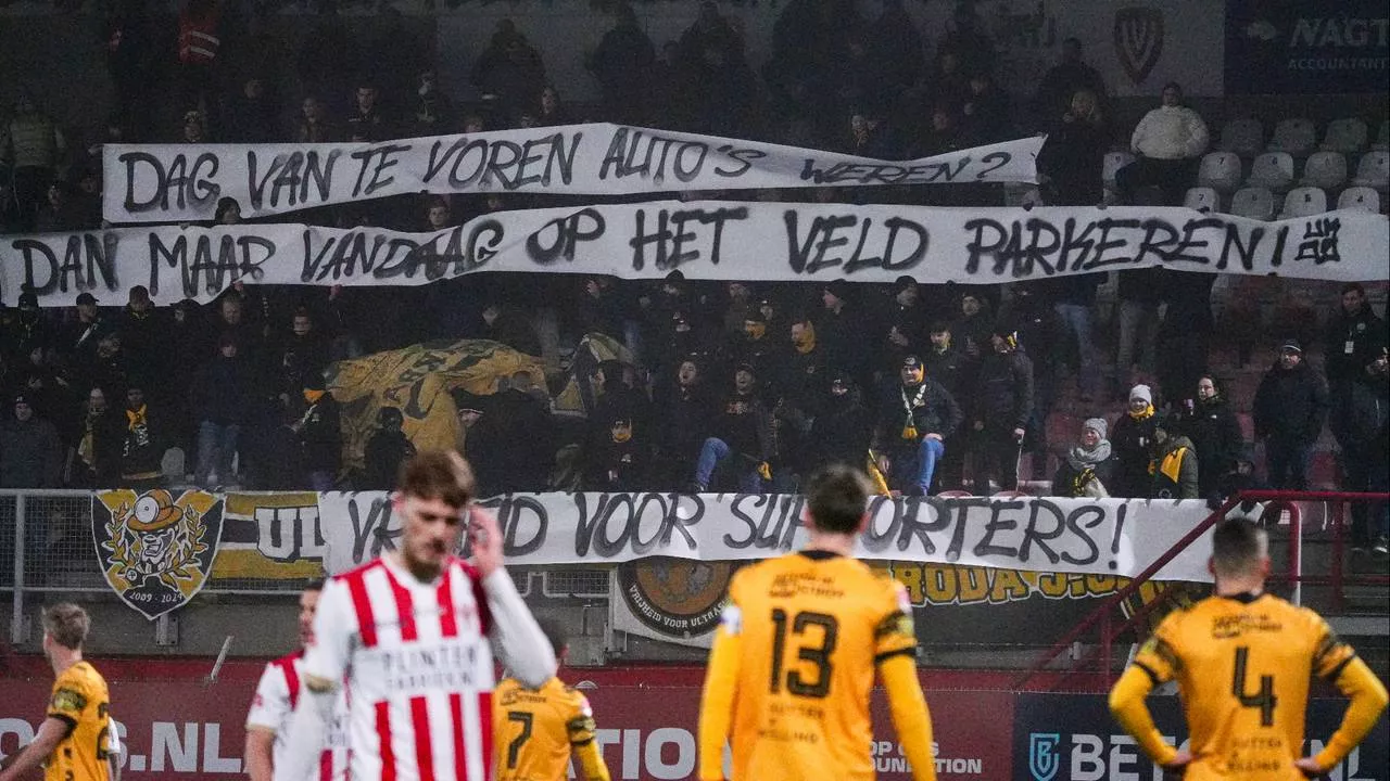 TOP Oss-supporters gooien vuurwerk op veld, duel tegen Roda JC stilgelegd