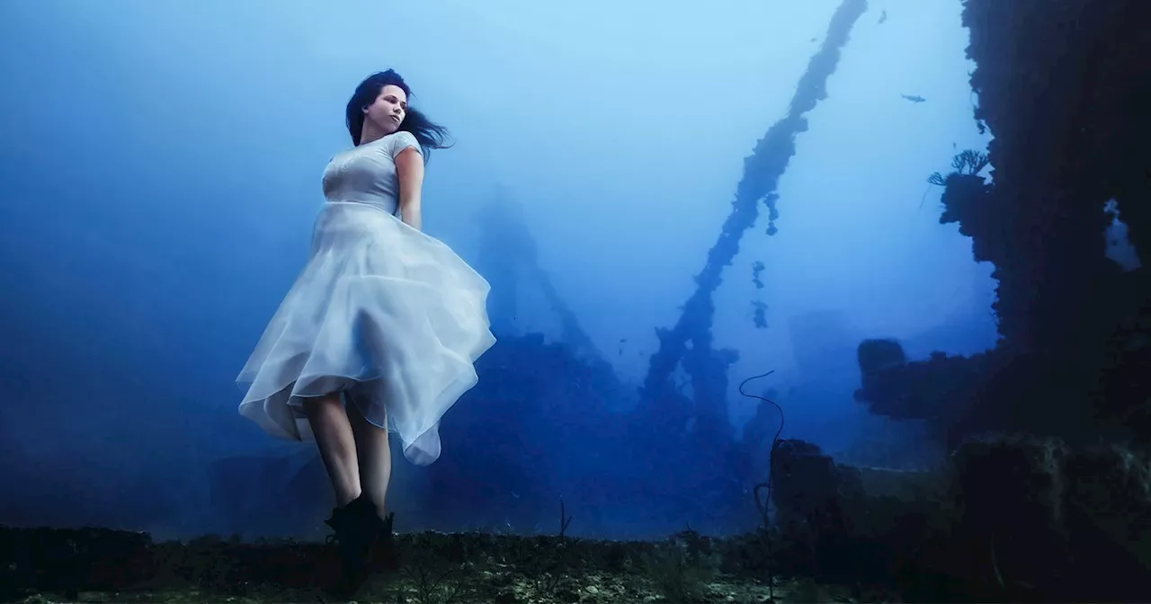 Photographer Sets New World Record for Deepest Underwater Model Photo Shoot